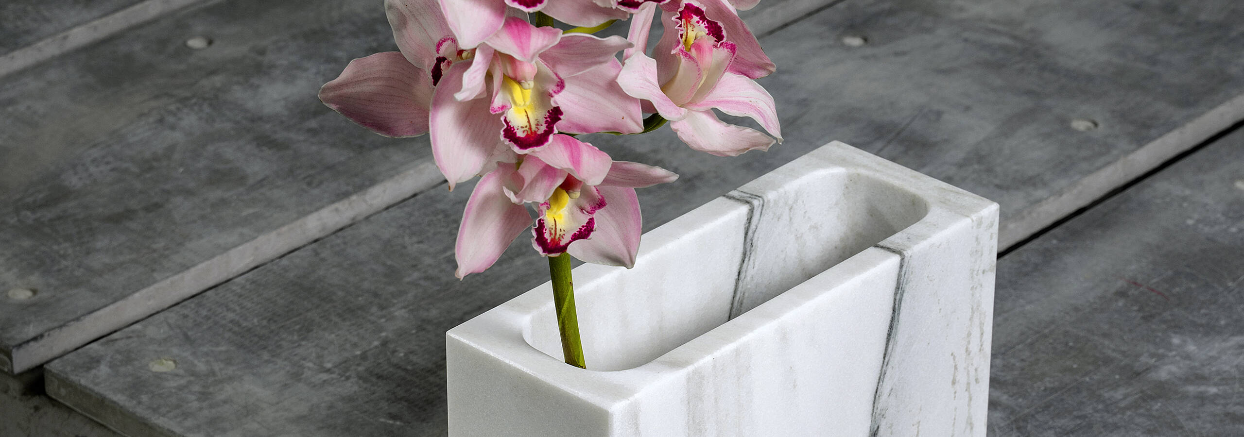 [Translate to English:] schöner, weißer Blumenbehälter