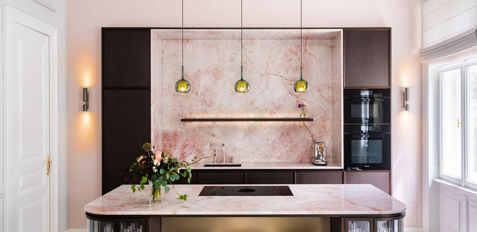 Moderne Küche aus dem Quarz Rosa Cristallo