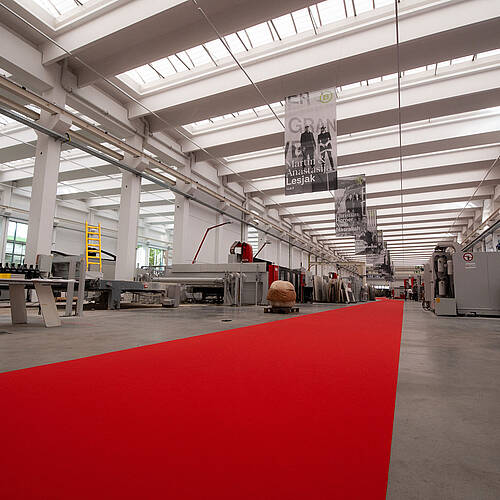 Roter Teppich in der Produktionshalle