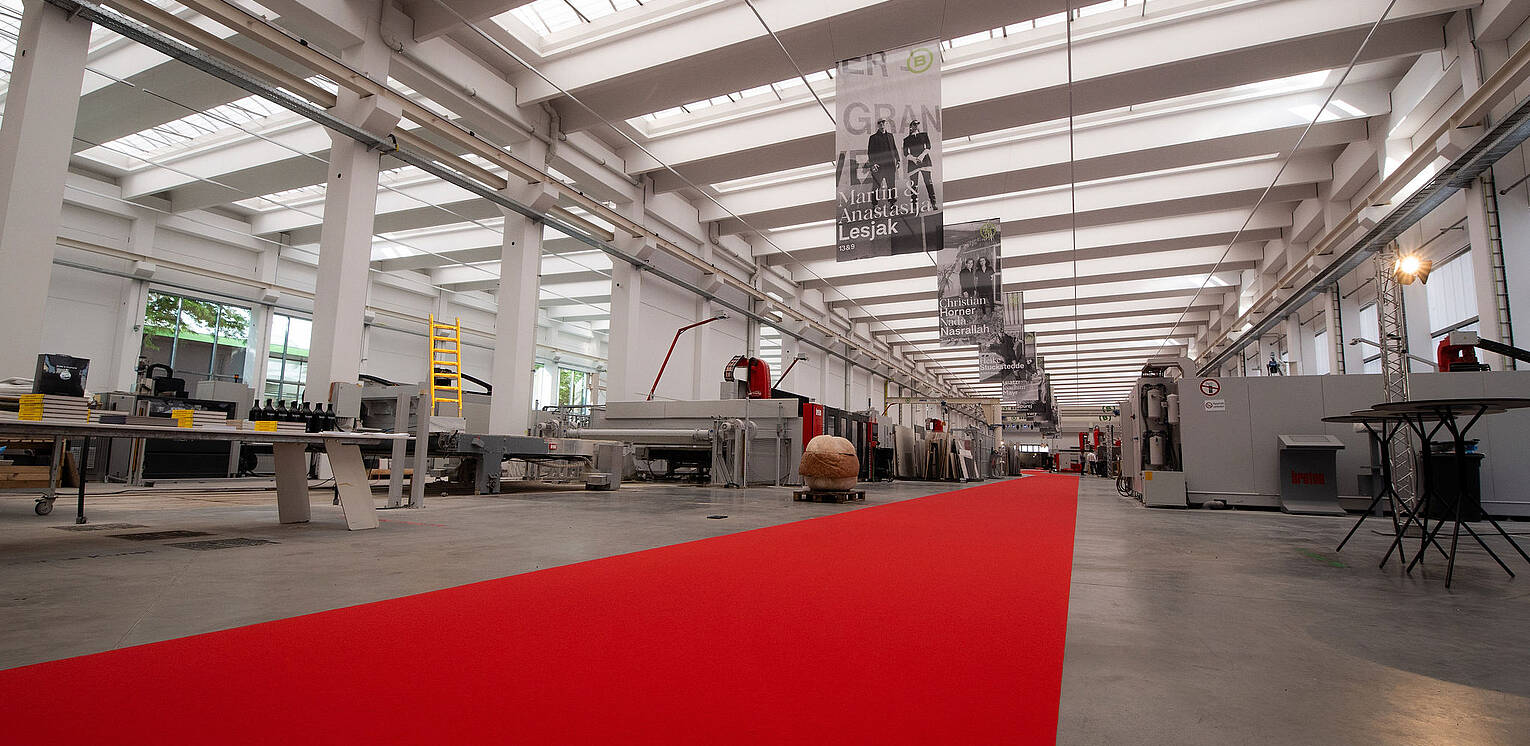 Roter Teppich in der Produktionshalle