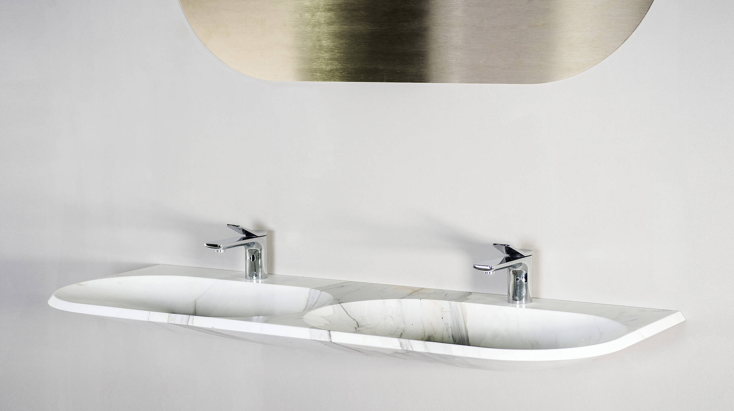 Zwei Steinwaschbecken