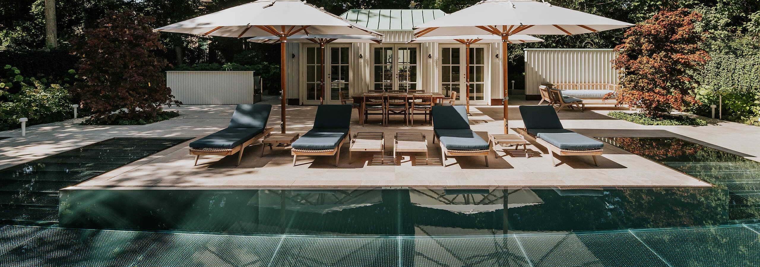 Outdoor Pool mit Liegestühlen