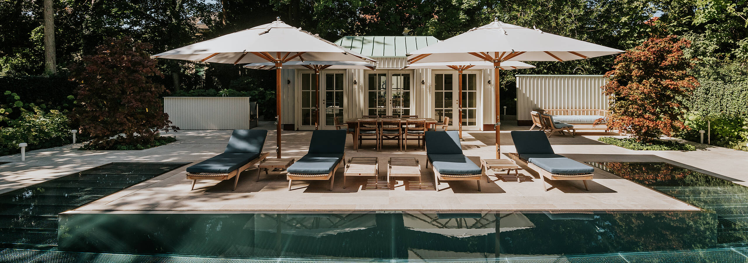 modernes Outdoorpool aus Stein
