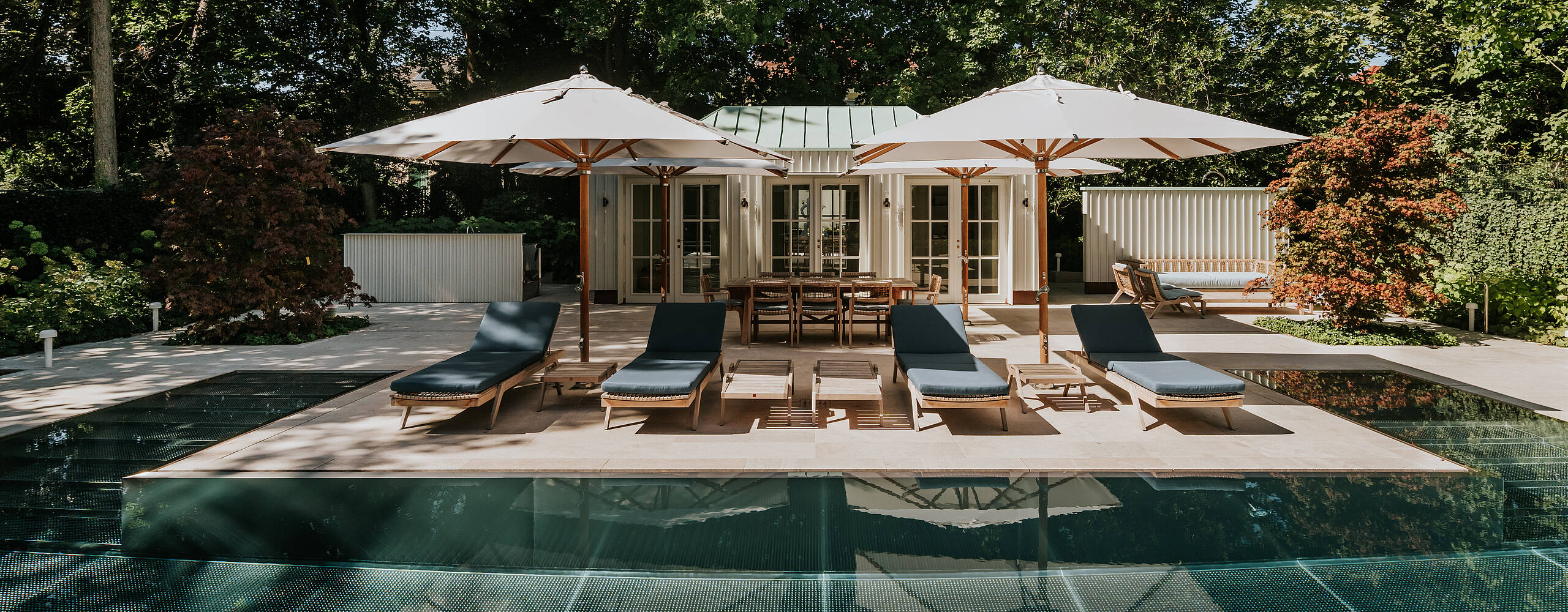 modernes Outdoorpool aus Stein