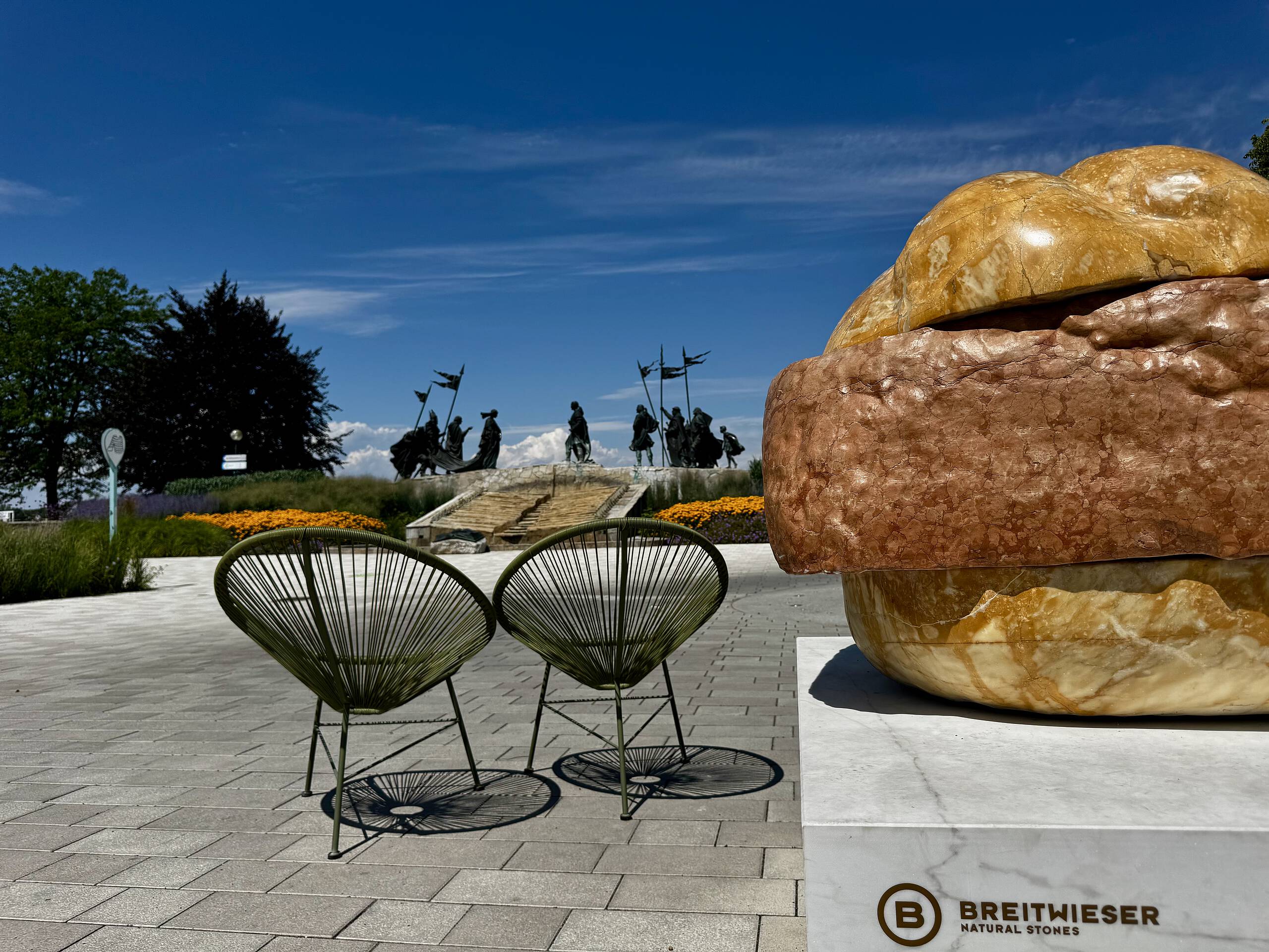 Platz in Tulln mit Marmorskulptur