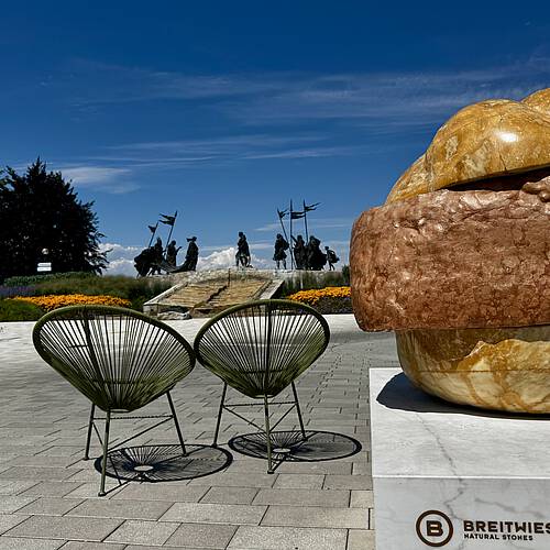Platz in Tulln mit Marmorskulptur