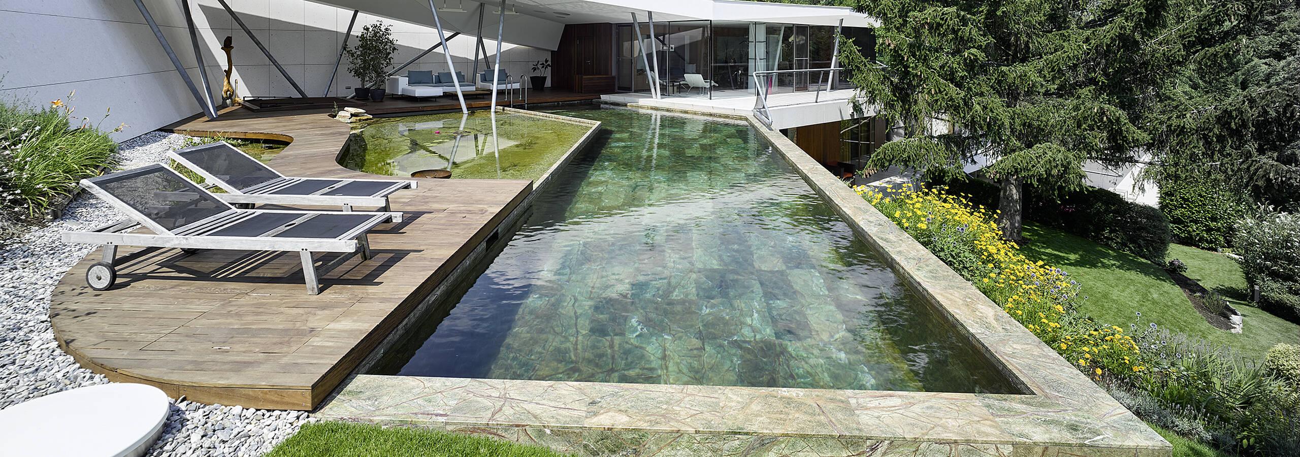 Outdoor Pool in einer Wiese