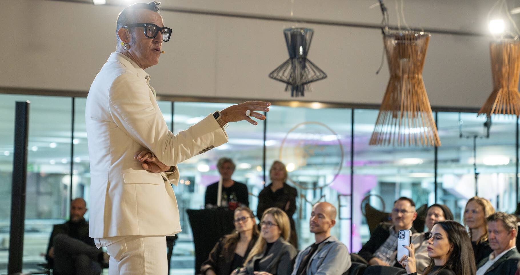 Karim Rashid vor Publikum