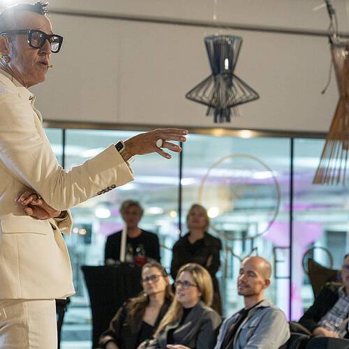 Karim Rashid vor Publikum