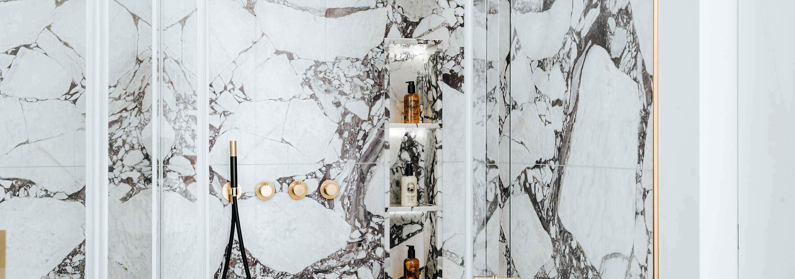moderne Dusche aus weißem Stein