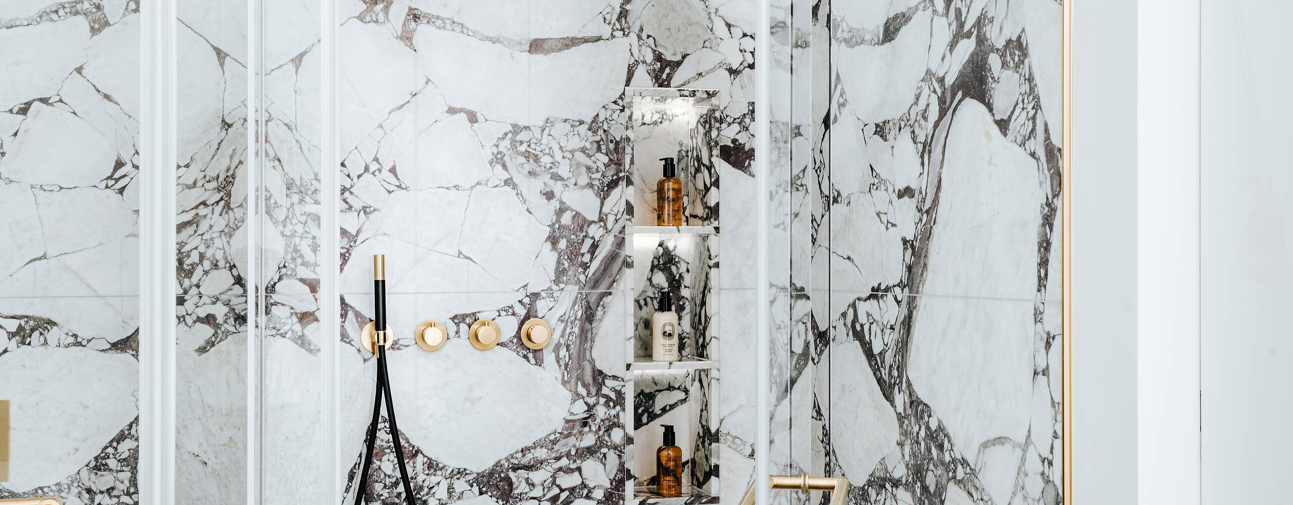 moderne Dusche aus weißem Stein