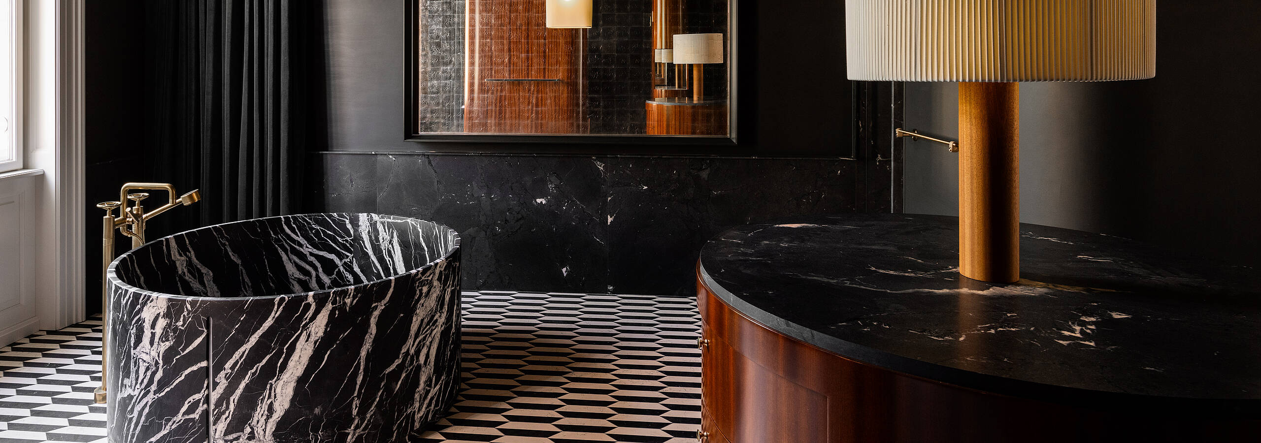 [Translate to English:] Kleine moderne Badewanne