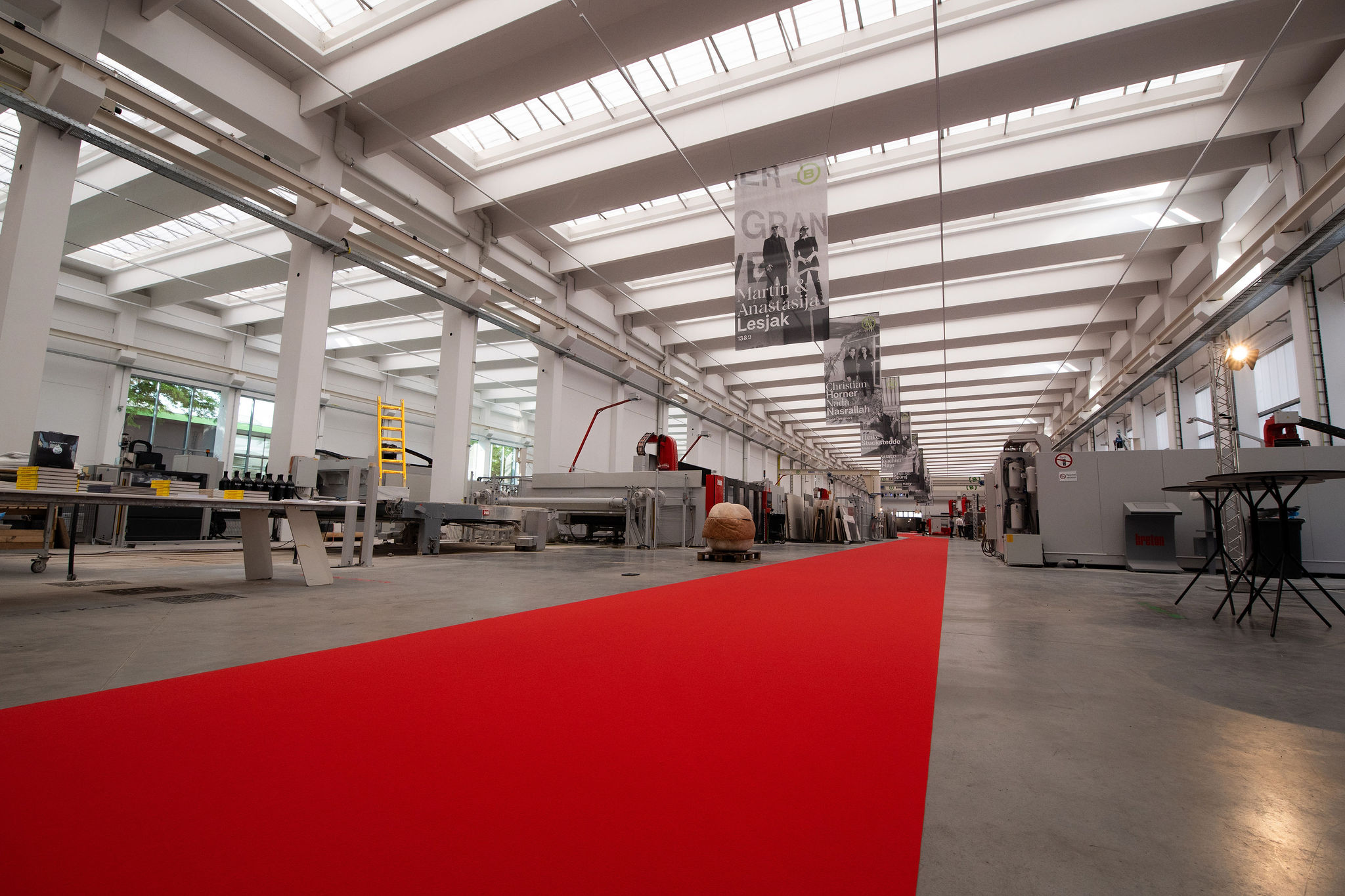 Roter Teppich in der Produktionshalle