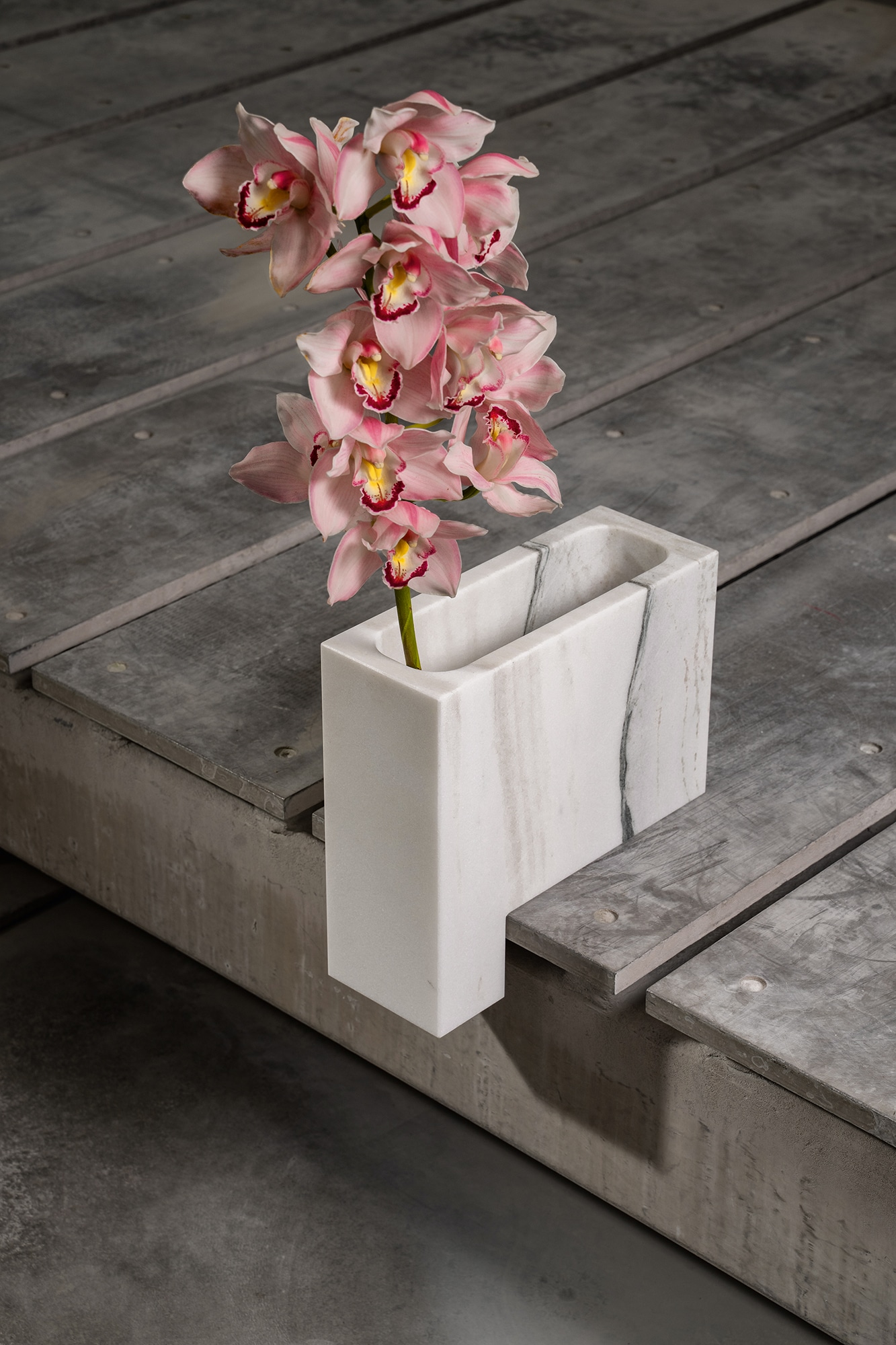 moderne, kleine Vase aus weißen Naturstein